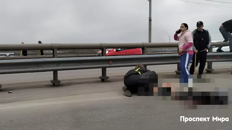 В Красноярске на Октябрьском мосту на скорости разбился мотоциклист