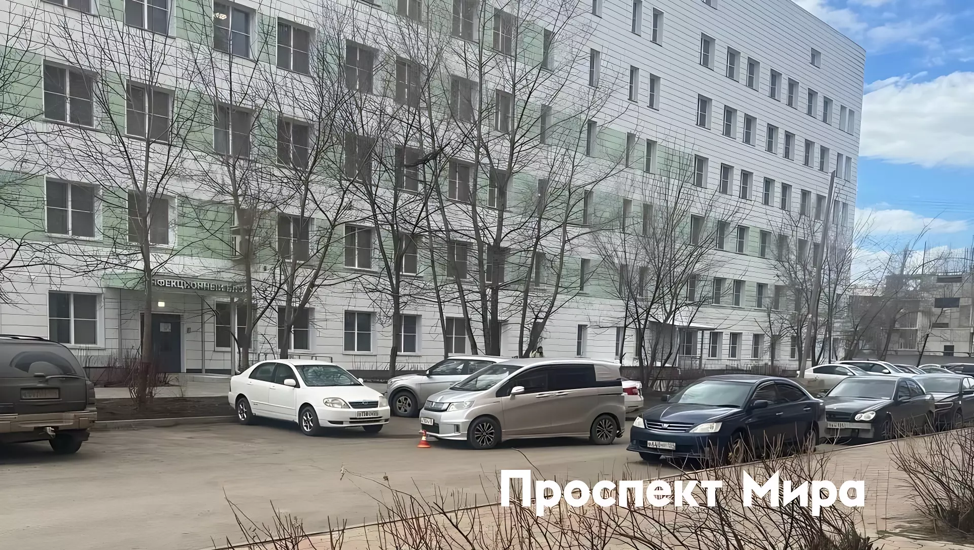 В Красноярске возле поликлиники сбили врача