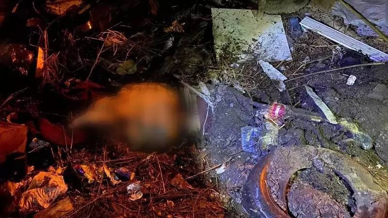 В Красноярске снесли мусорку, где подростки нашли тело женщины в скотче